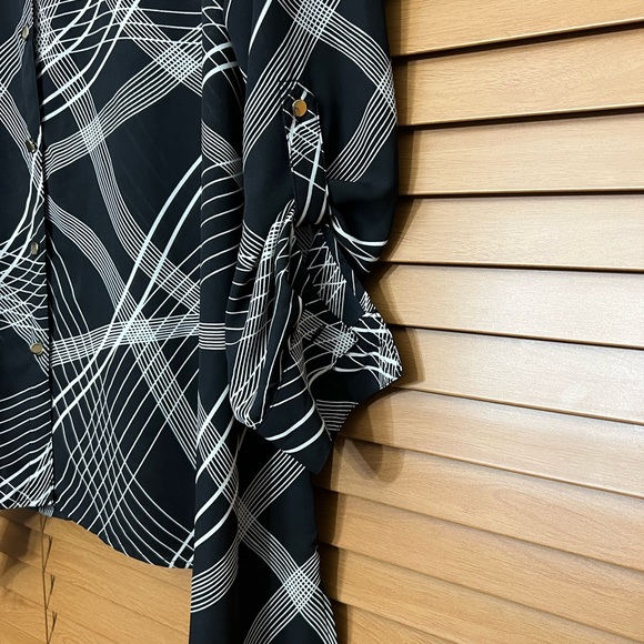 JM Collection Womens Blouse Large L Black White Shark Bite Hem Asymmetrical - Picture 6 of 7